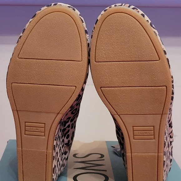 BRAND NEW TOMS, DESERT TAN LEOPARD SUEDE KELSY BOOTIES, 7.5!!! - Picture 6 of 9